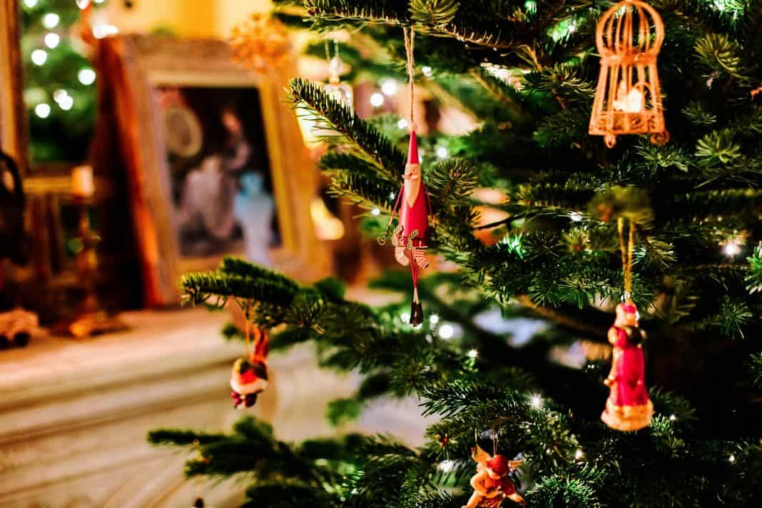4 Ways To Tell Your Kids The Truth About Santa