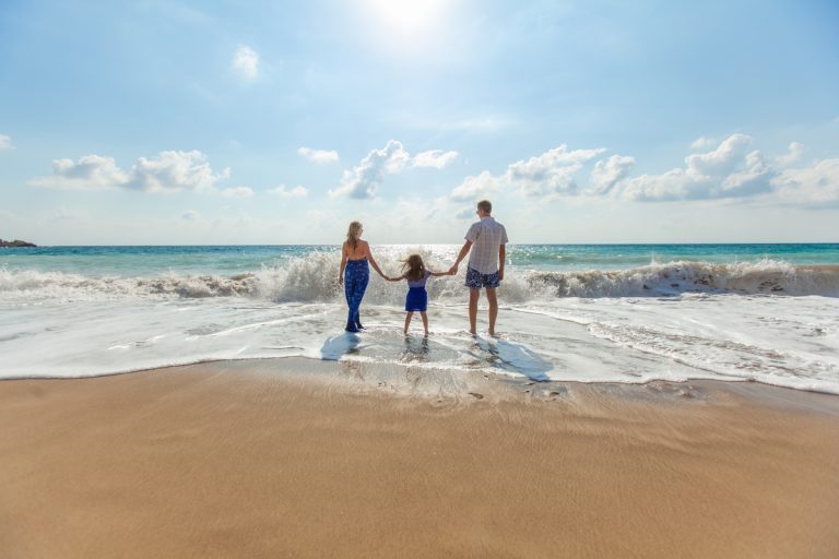 8 Travel Necessities You Need This Spring Break