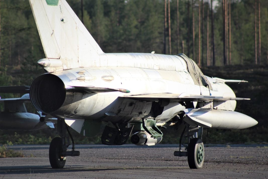daily-mom-airplane-military