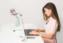 What Is A Virtual Assistant And How Do You Become One?