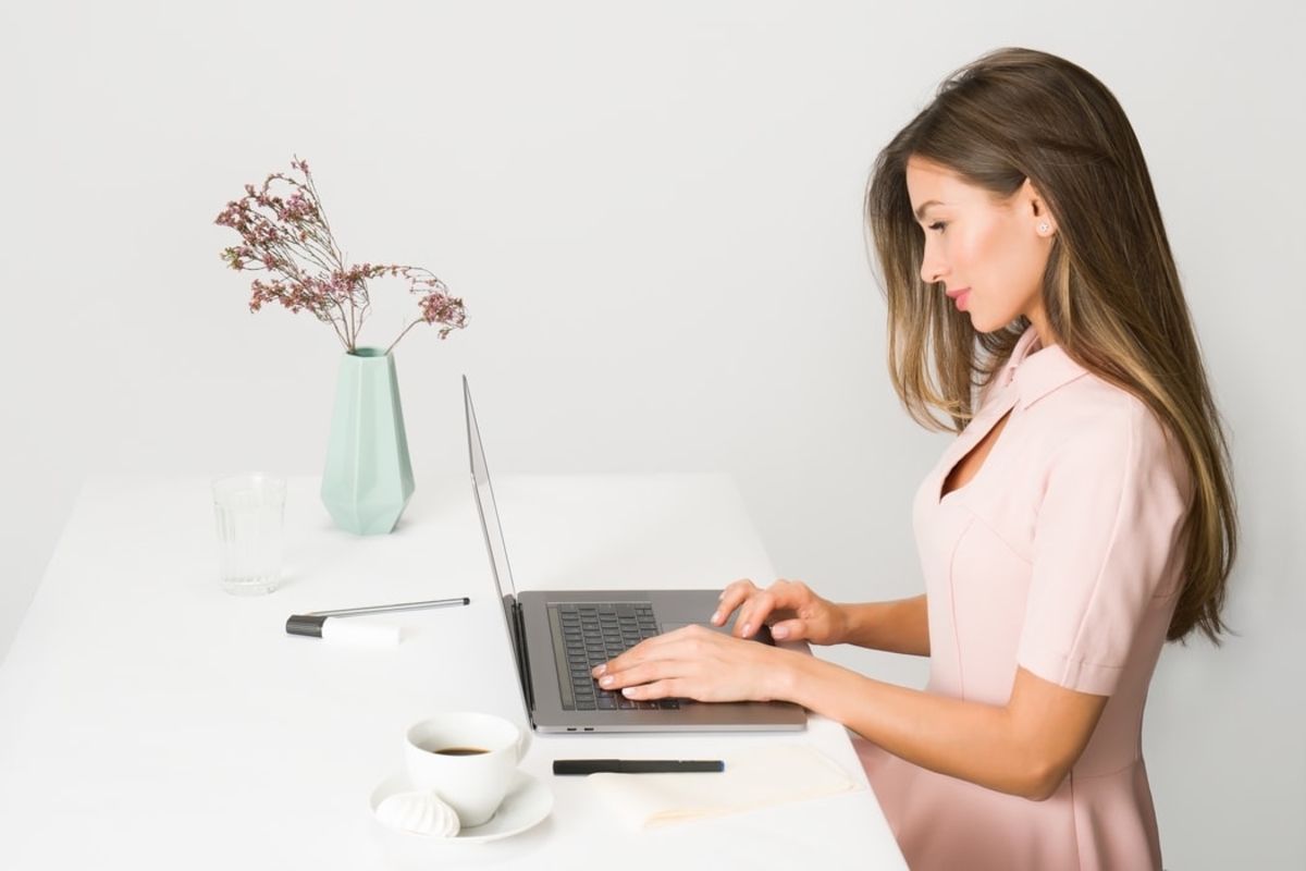 What Is A Virtual Assistant And How Do You Become One?