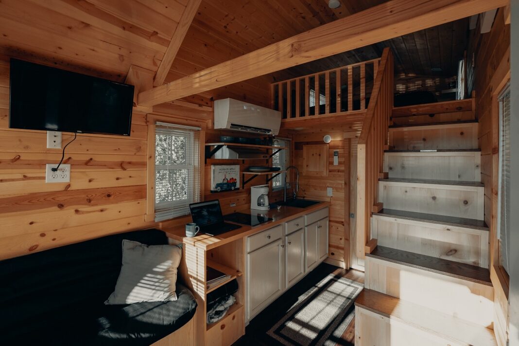 How To Downsize To A Smaller Home: The Painless Way To Live A Minimalist Lifestyle