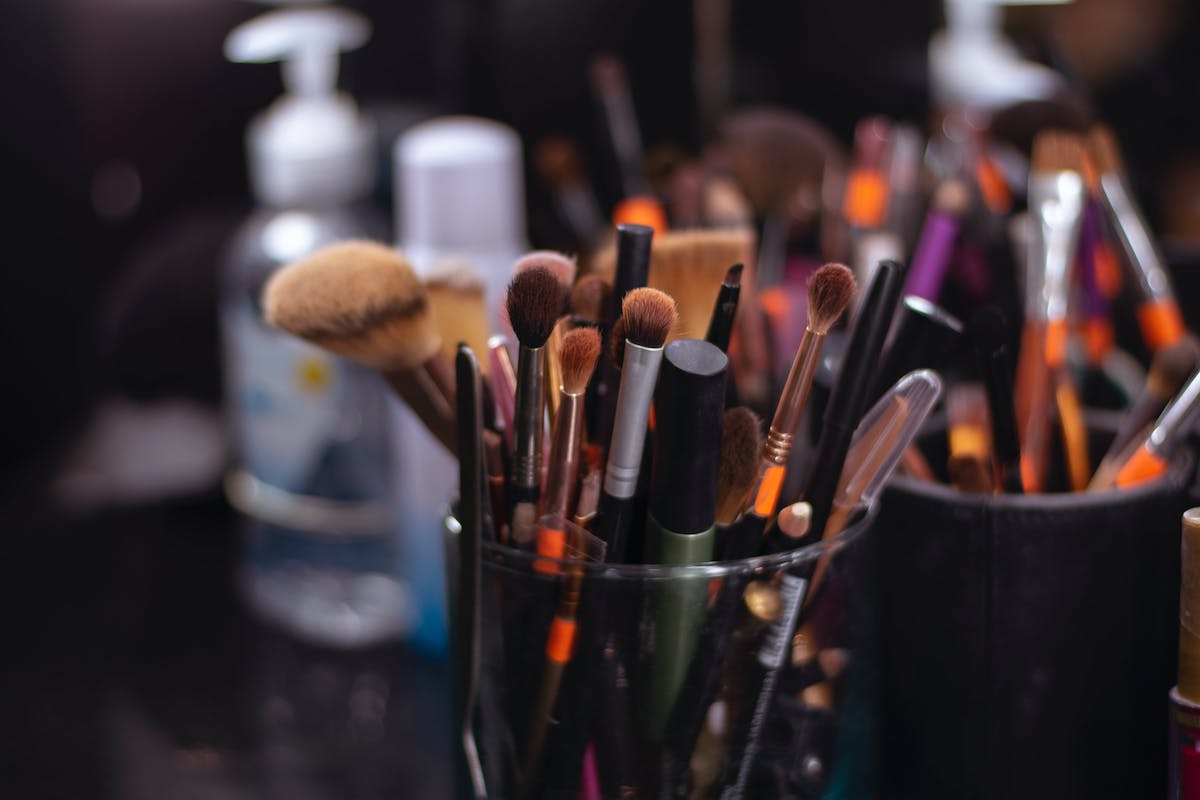 Buy the mini 5 Piece Kabuki Makeup Brush Set with Brush Holder by Beauty  Junkees