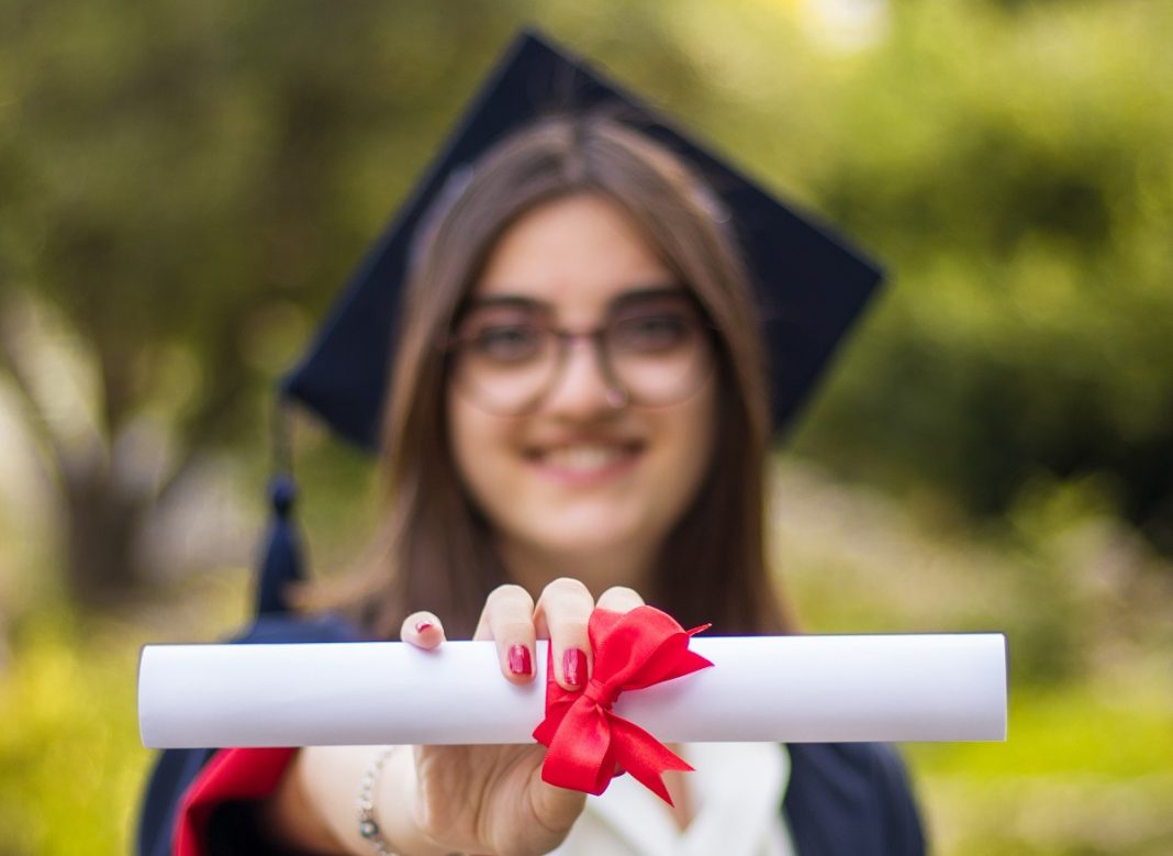 5 Ways To Achieve The Perfect Graduation Nails For Your Special Day