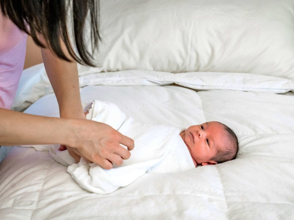 How To Swaddle A Baby And 10 Common Mistakes! Read Now!