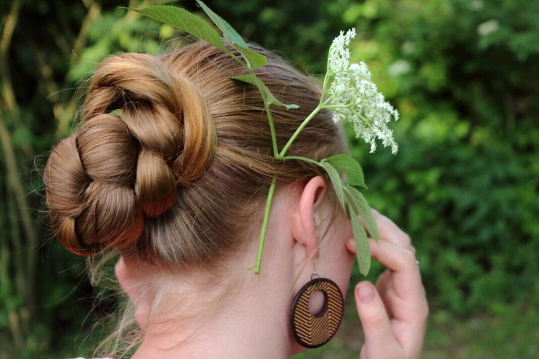 flower-in-hair-2444409_1280 (1)