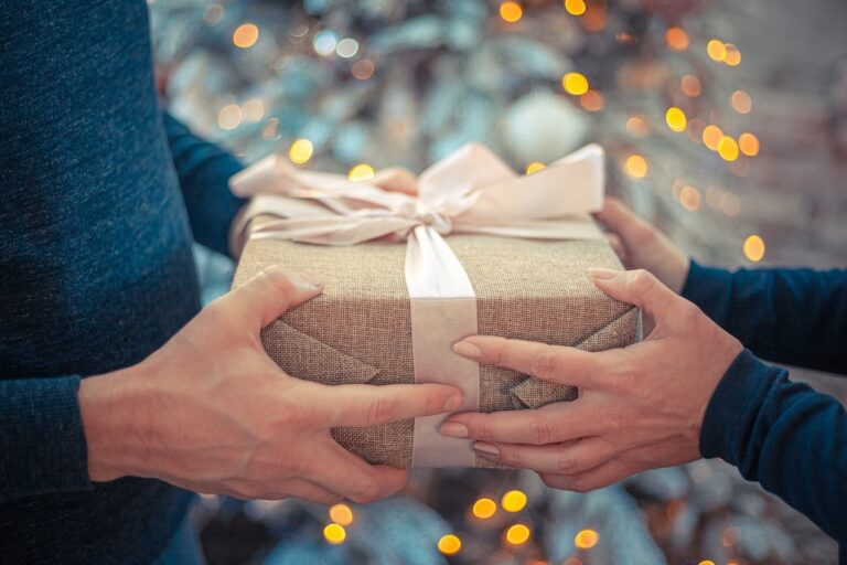 Best Small Gift Ideas for Ladies: Thoughtful, Small Gifts That Won’t Break the Bank This Holiday Season