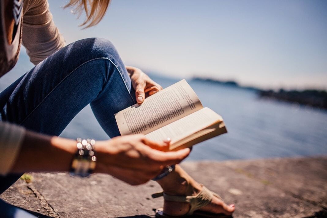 daily-mom-parent-portal-fun-books-to-read-on-vacation-featur