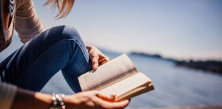 daily-mom-parent-portal-fun-books-to-read-on-vacation-featur