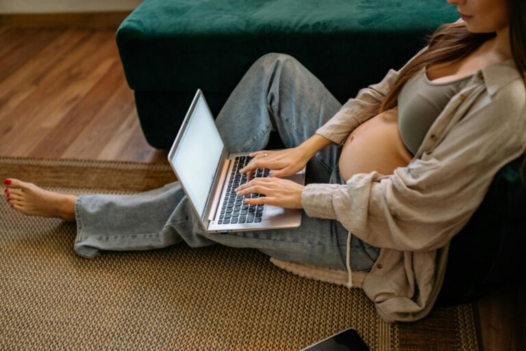 How to Tell Your Boss You’re Pregnant: A Professional Guide to Sharing Your Pregnancy News at Work