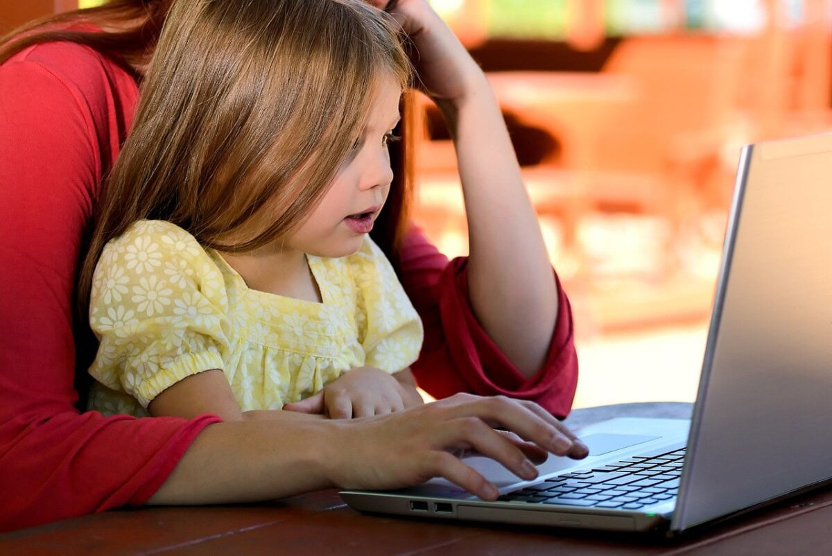 Parenting In A Digital Age: How Parents Can Guide A Kid'S Tech Use 2 Daily Mom, Magazine For Families