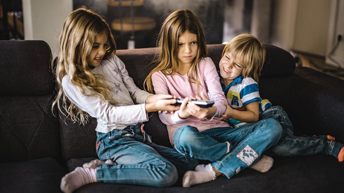 From Battleground To Playground: How To Deal With Sibling Rivalry And Help Your Kids Get Along 2 Daily Mom, Magazine For Families