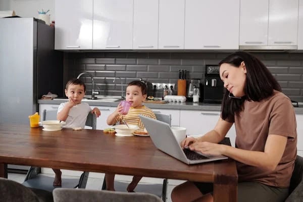 A Busy Mom's Good Morning Routine: How Working Moms Start Their Day Without a 5 AM Wake-Up 4 Daily Mom, Magazine for Families A Busy Mom'S Good Morning Routine: How Working Moms Start Their Day Without A 5 Am Wake-Up 3 Daily Mom, Magazine For Families