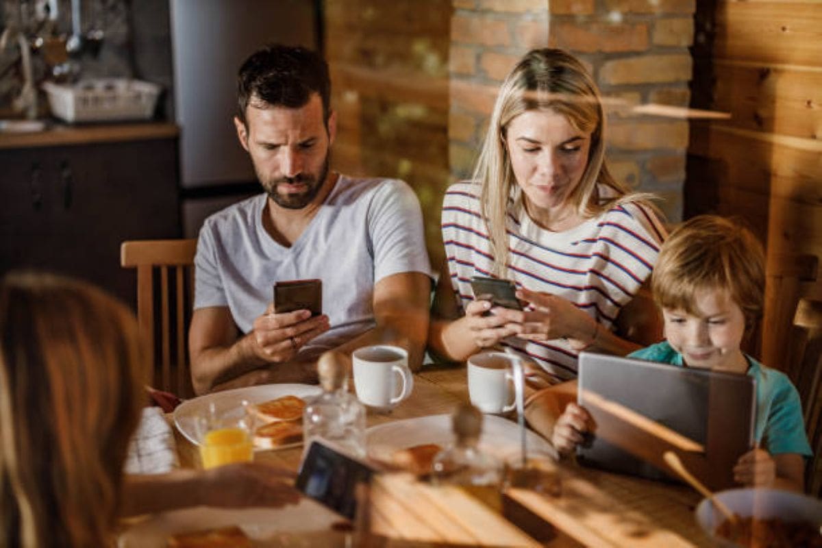 Screen-Free Family Meals: A Dinner With No Zone For Phone At Table