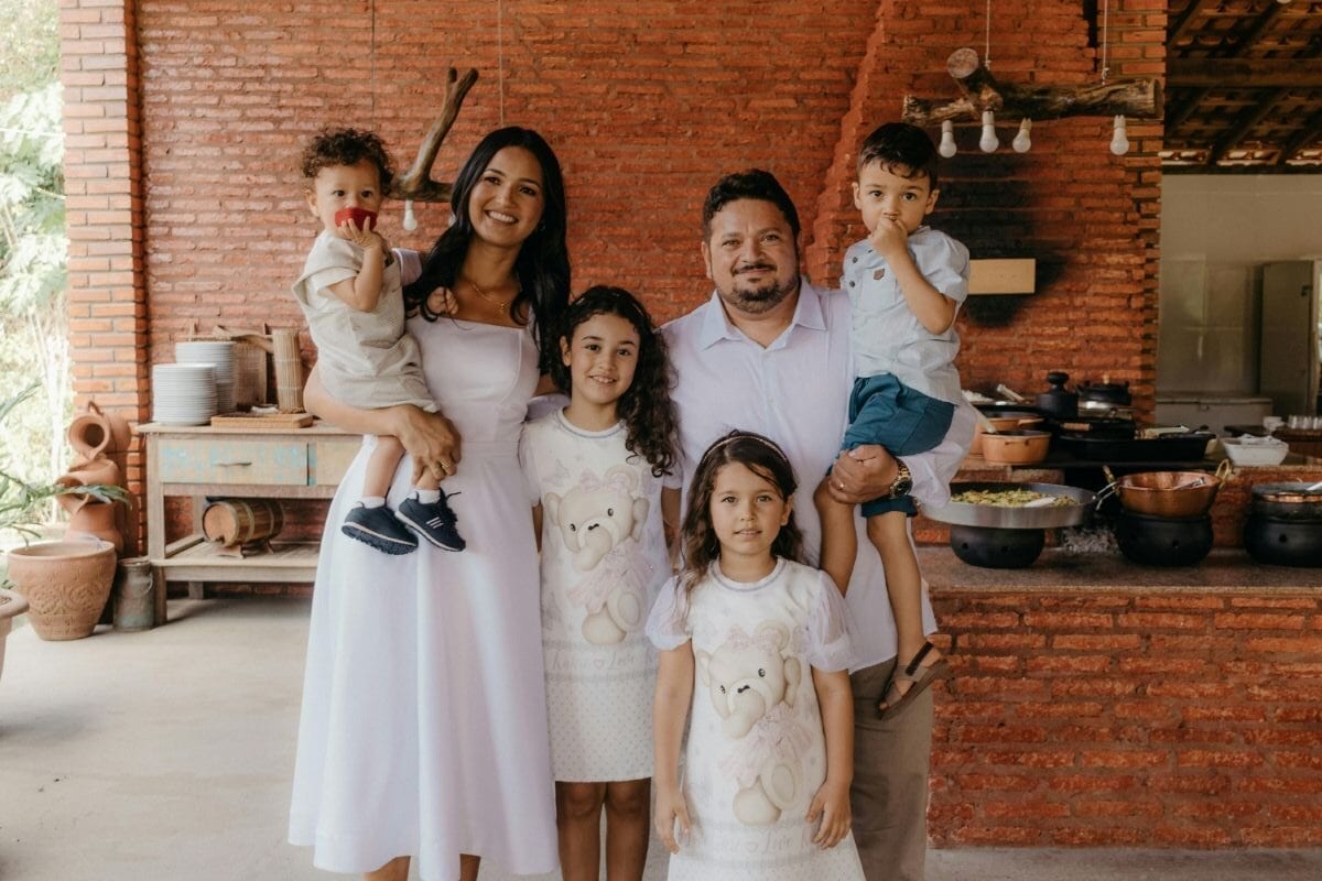Best Poses For Family Picture: Natural, Fun Family Photo Poses And Prompt Ideas That Feel Real (Not Staged) For Family Portraits 6 Daily Mom, Magazine For Families