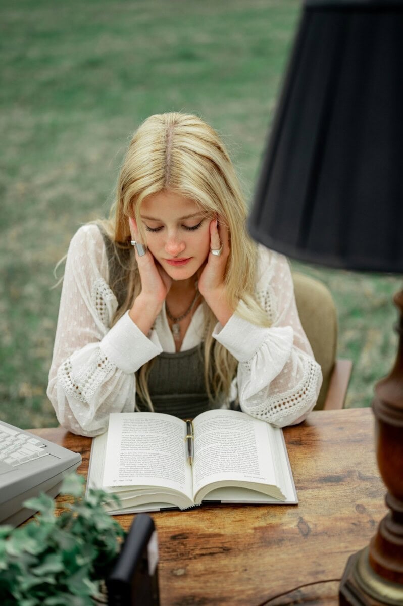 Poetcore: How To Wear The Poet Aesthetic Trend In Style, Taking Fashion Inspiration From Pinterest Chic Geeks Taylor Swift &Amp; Blair Waldorf 6 Daily Mom, Magazine For Families