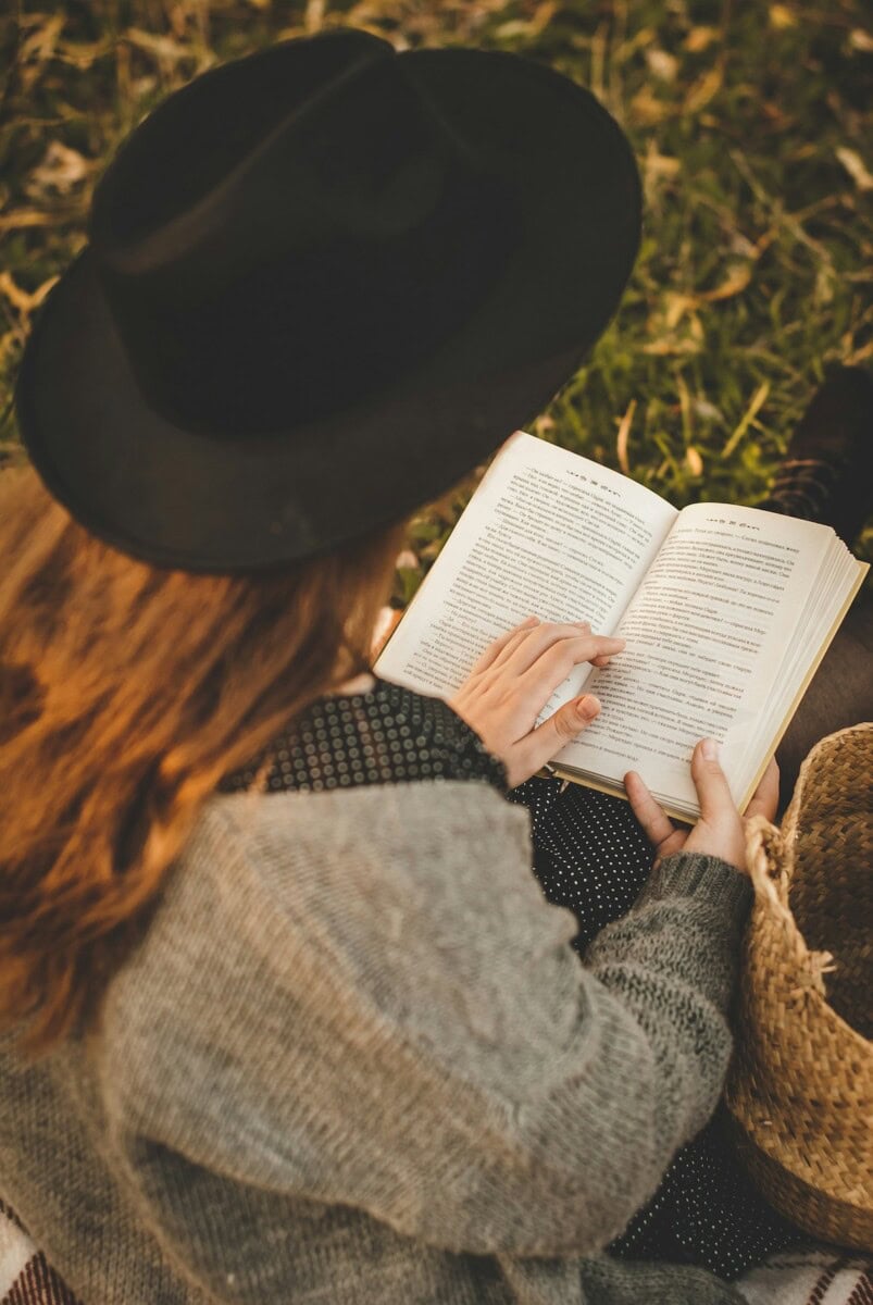 Poetcore: How To Wear The Poet Aesthetic Trend In Style, Taking Fashion Inspiration From Pinterest Chic Geeks Taylor Swift &Amp; Blair Waldorf 5 Daily Mom, Magazine For Families