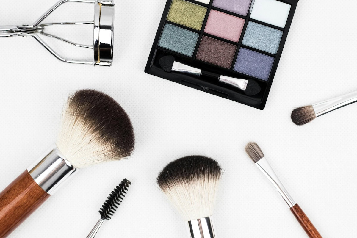 Frosted Makeup, Icy Eyeshadow &Amp; Glossy Lips: The Frosted Makeup Trend Bringing Back 90S Ice 3 Daily Mom, Magazine For Families
