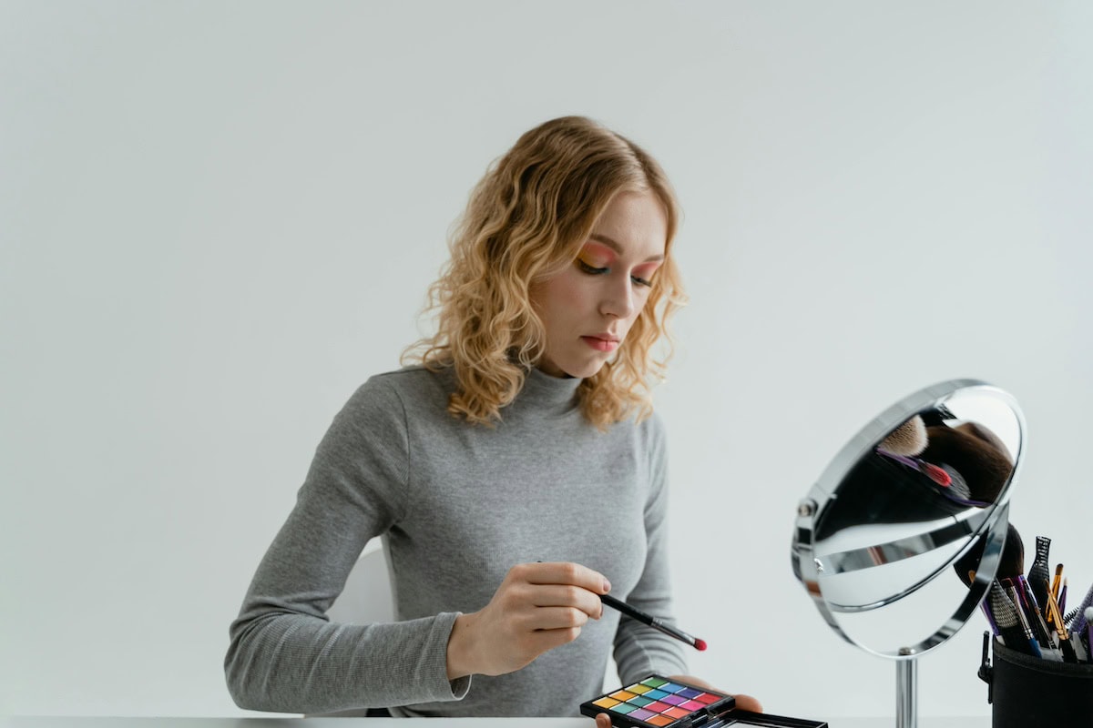 Frosted Makeup, Icy Eyeshadow &Amp; Glossy Lips: The Frosted Makeup Trend Bringing Back 90S Ice 18 Daily Mom, Magazine For Families