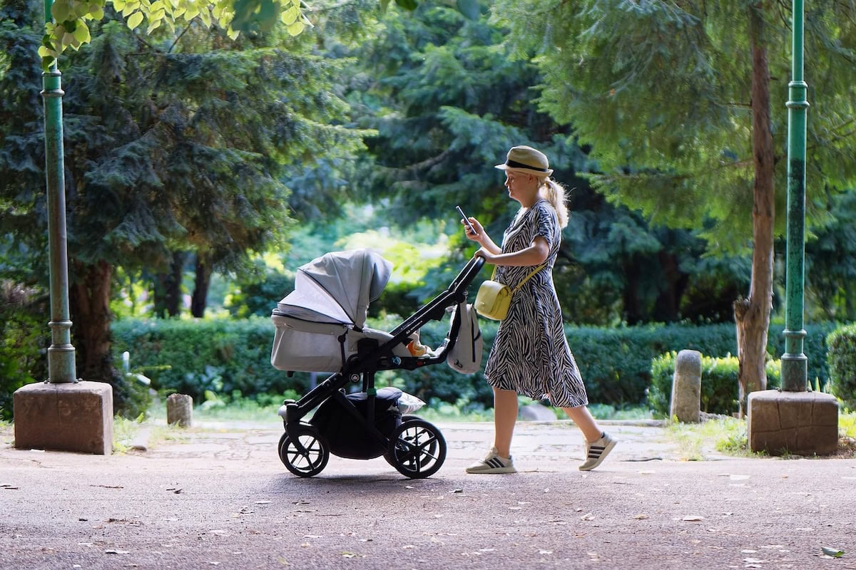 Casual Outfit Ideas For Busy Mornings: Our Favorite Chic School Drop-Off Looks That Don'T Sacrifice Style 21 Daily Mom, Magazine For Families